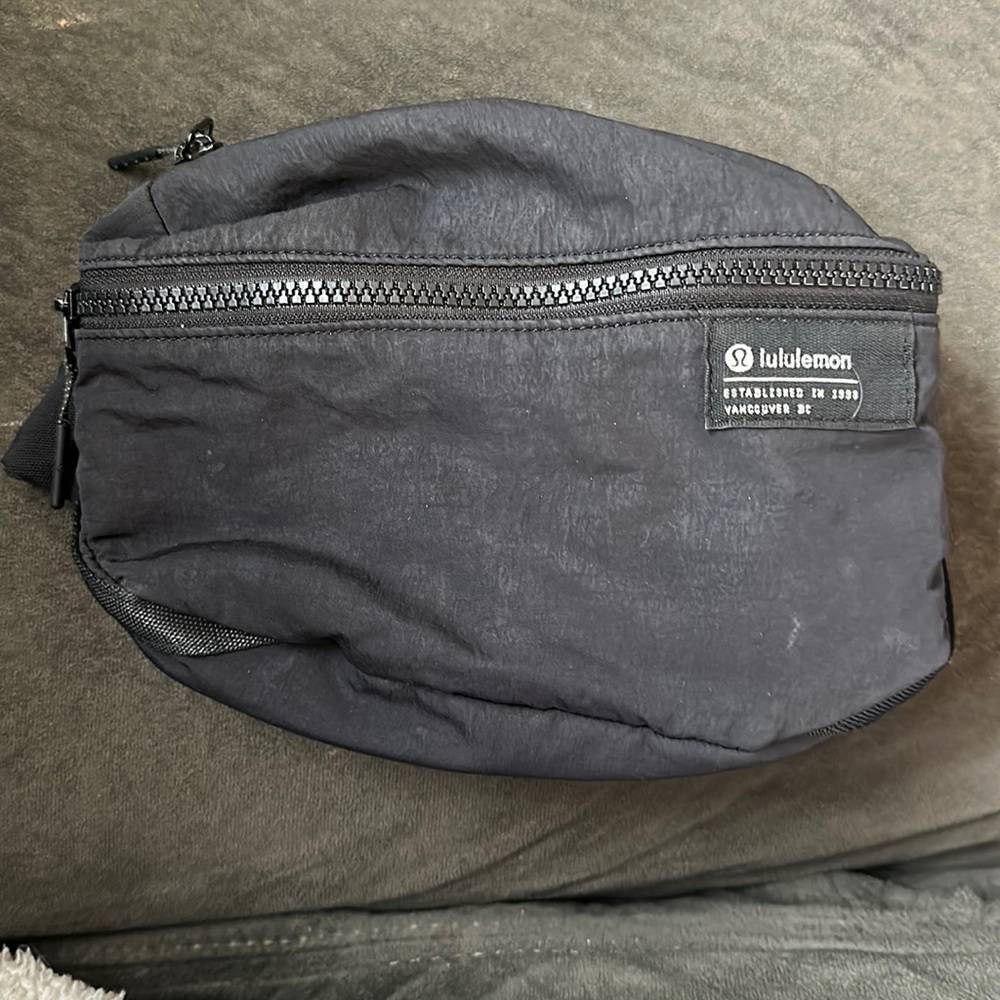 Lululemon black clean lines bag